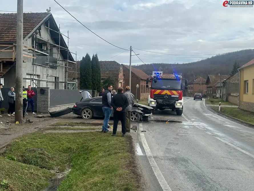 Vozio Mercedes bez vozačke pa se zabio u zid kuće: Vozač (26) i putnica (21) lakše ozlijeđeni