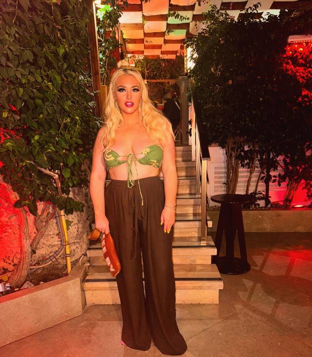 FOTO Bujnoj influencerici ova fobija otežava život: 'Bojim se!'