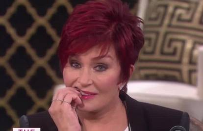 Sharon Osbourne izvadila si je umjetni zub uživo u TV emisiji 