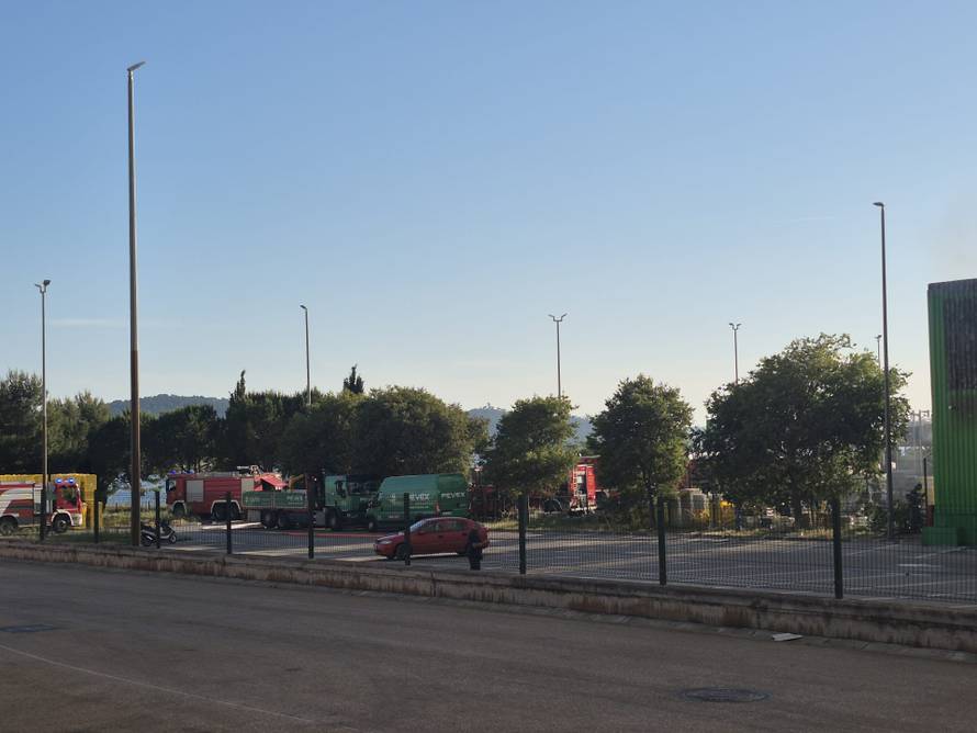 FOTO Požar u Kaštel Sućurcu još nisu proglasili ugašenim, rade na sanaciji. Šteta će biti velika?