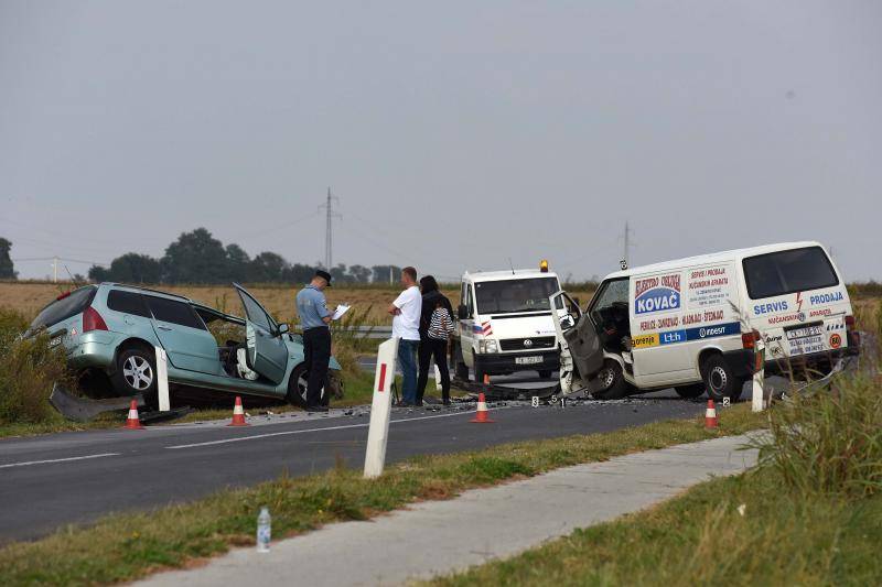 Sudarili se auto i kombi: Jedan poginuo, dvoje ljudi ozlijeđeno