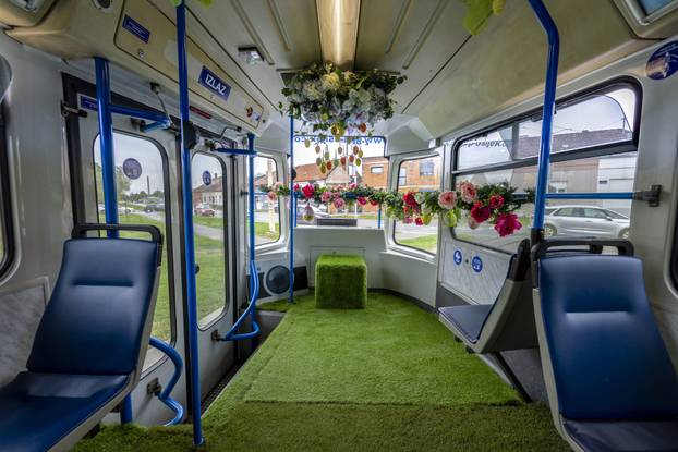 Tramvaj ukrašen Uskrsnim dekoracijama vozi po Osječkim ulicama 