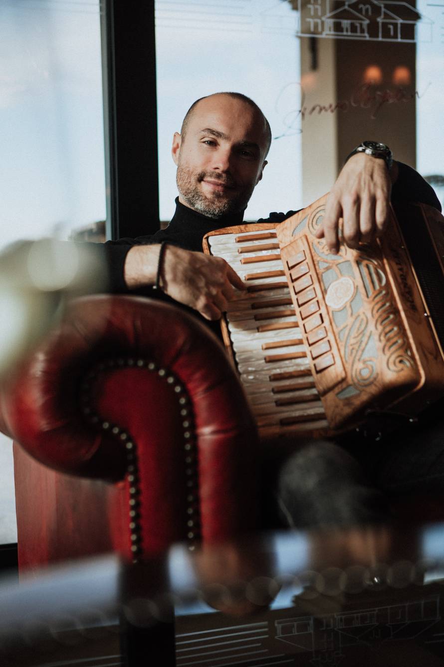 Za njega kažu da je najzgodniji harmonikaš regije: Svirao Luki Modriću, nastupao s Brenom...