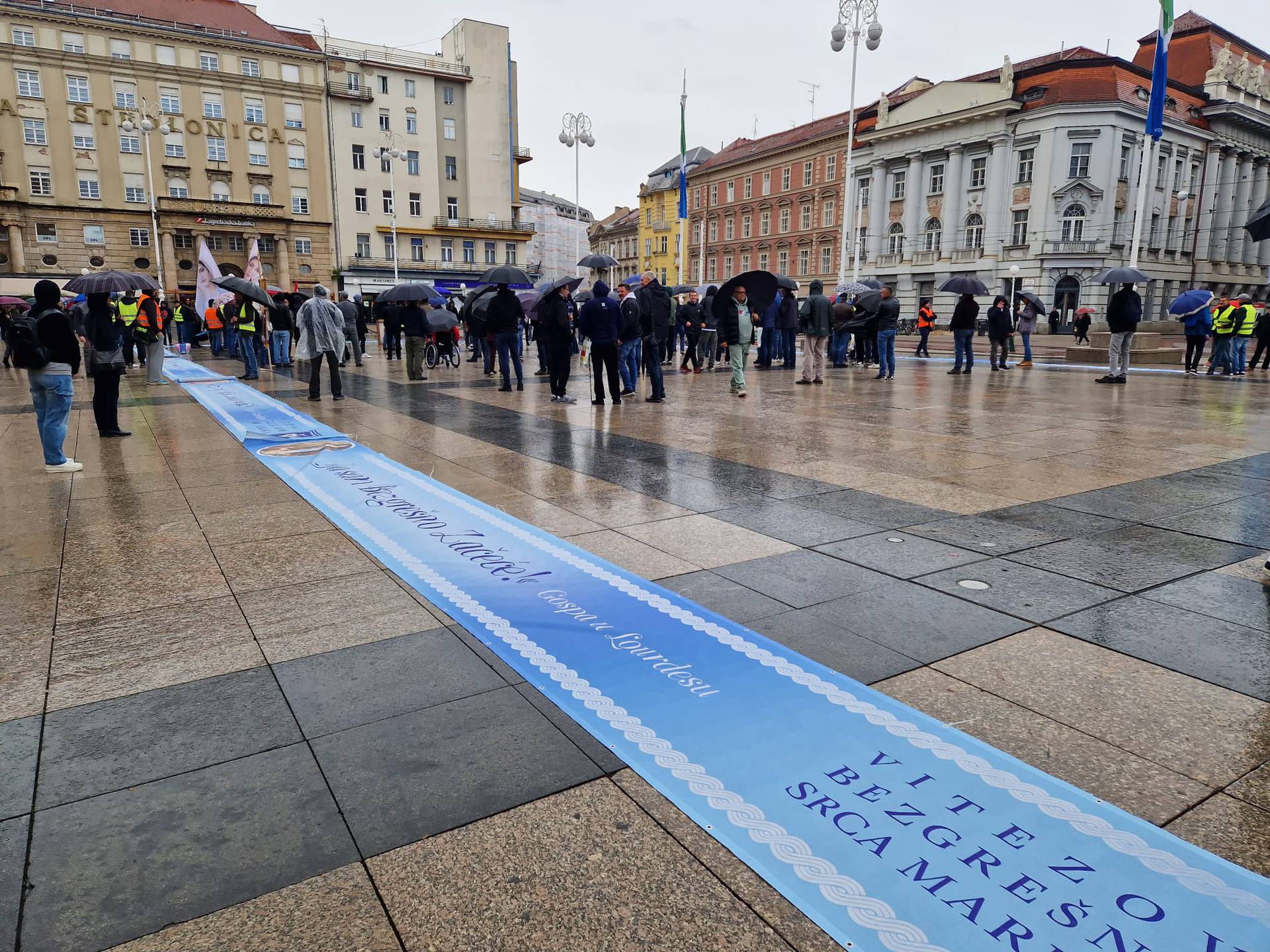 FOTO Molitelji za 'duhovni autoritet' okupili se na kišnom Trgu, bili su i kontraprosvjednici