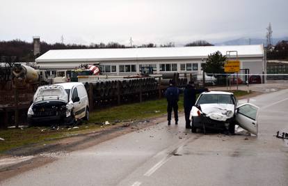 Sudar dva automobila u blizini Labina: Poginuo je muškarac