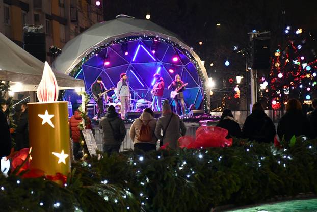 FOTO U Slavonskom Brodu zapaljena 3. adventska svijeća