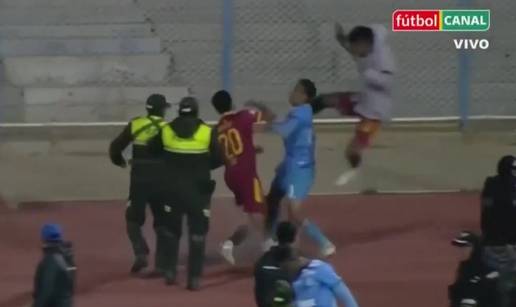 VIDEO Op&cacute;a maklja&zcaron;a u Boliviji: Utakmica zavr&scaron;ila sa 17 crvenih, policija morala baciti suzavac!