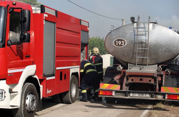 Borba vatrogasaca s požarom na potezu Plastovo i Dubravica nedaleko NP Krka