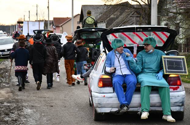 Donja Bebrina: Urnebesni pokladni utorak u Donjoj Bebrini
