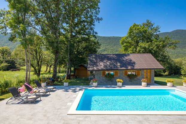 FOTO Kuću za odmor Mali Medo kod rodnog sela Nikole Tesle u Lici okružuje pravi prirodni raj