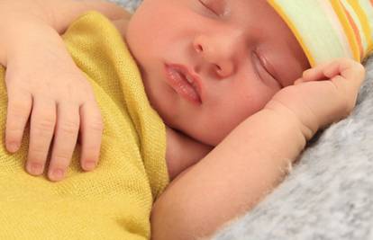 Bebe je najsigurnije stavljati spavati na leđa, a ne na trbuh