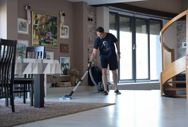 Foto esej u doba korone: Đani Stipaničev, pjevač kazališta Komedija