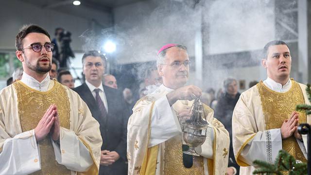 Zagrebački nadbiskup Dražen Kutleša predvodio božićnu misu na Kaptolu