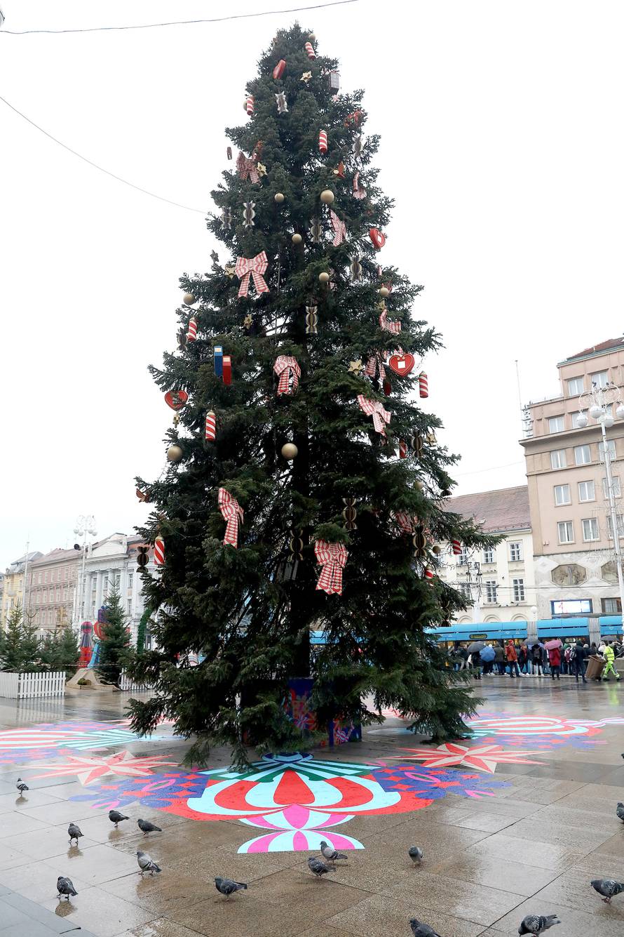 Zagreb: Bor na Trgu dobio ukrase u stilu steet arta