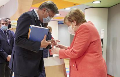 Vrećica puna darova za Merkel: Plenki joj za rođendan darovao penkalu, maramu i mužar