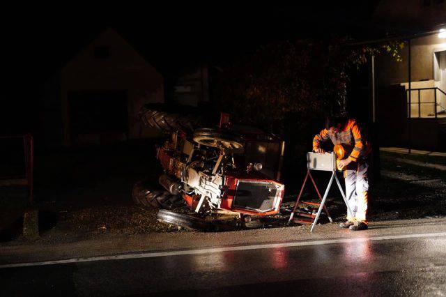 Zabio se u traktor koji se onda prevrnuo, vozač je ozlijeđen...