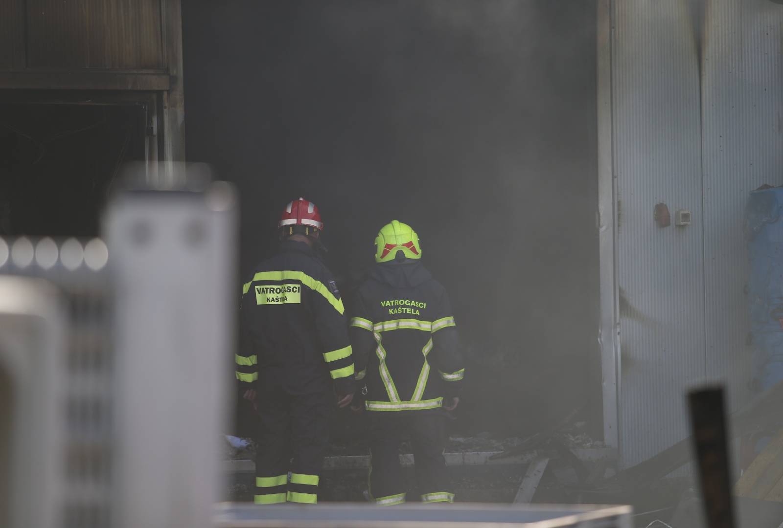 Kaštel Novi: Vatrogasci ugasili požar u tvornici za preradu ribe