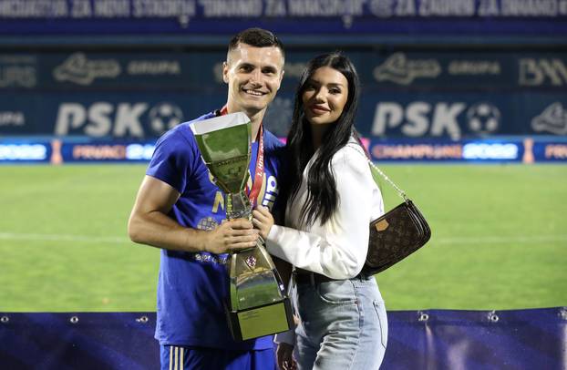 Nogometaši Dinama ponosno pozirali sa svojim obiteljima