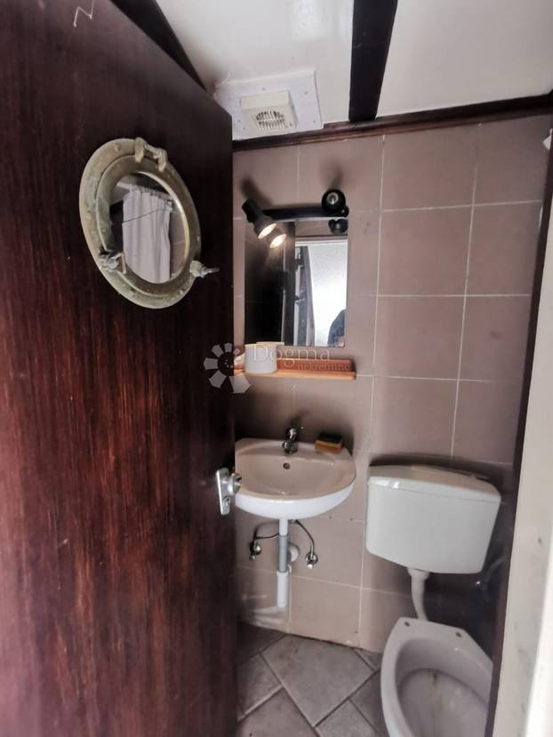 FOTO Pogledajte kućicu od 16m2 koju prodaju u Dalmaciji, ima i mini kuhinju. Cijena iznenadila!