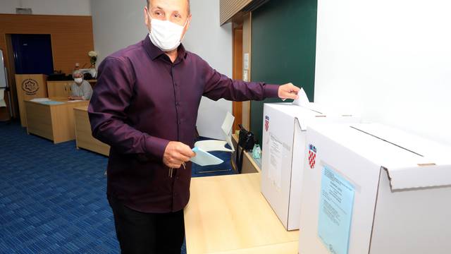 Karlovac: Davor Petračić glasvaao je u drugom krugu lokalnih izbora