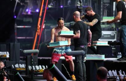Evo zašto Steve Aoki baca torte na svoje fanove: Uskoro će i publika u Zagrebu to doživjeti!
