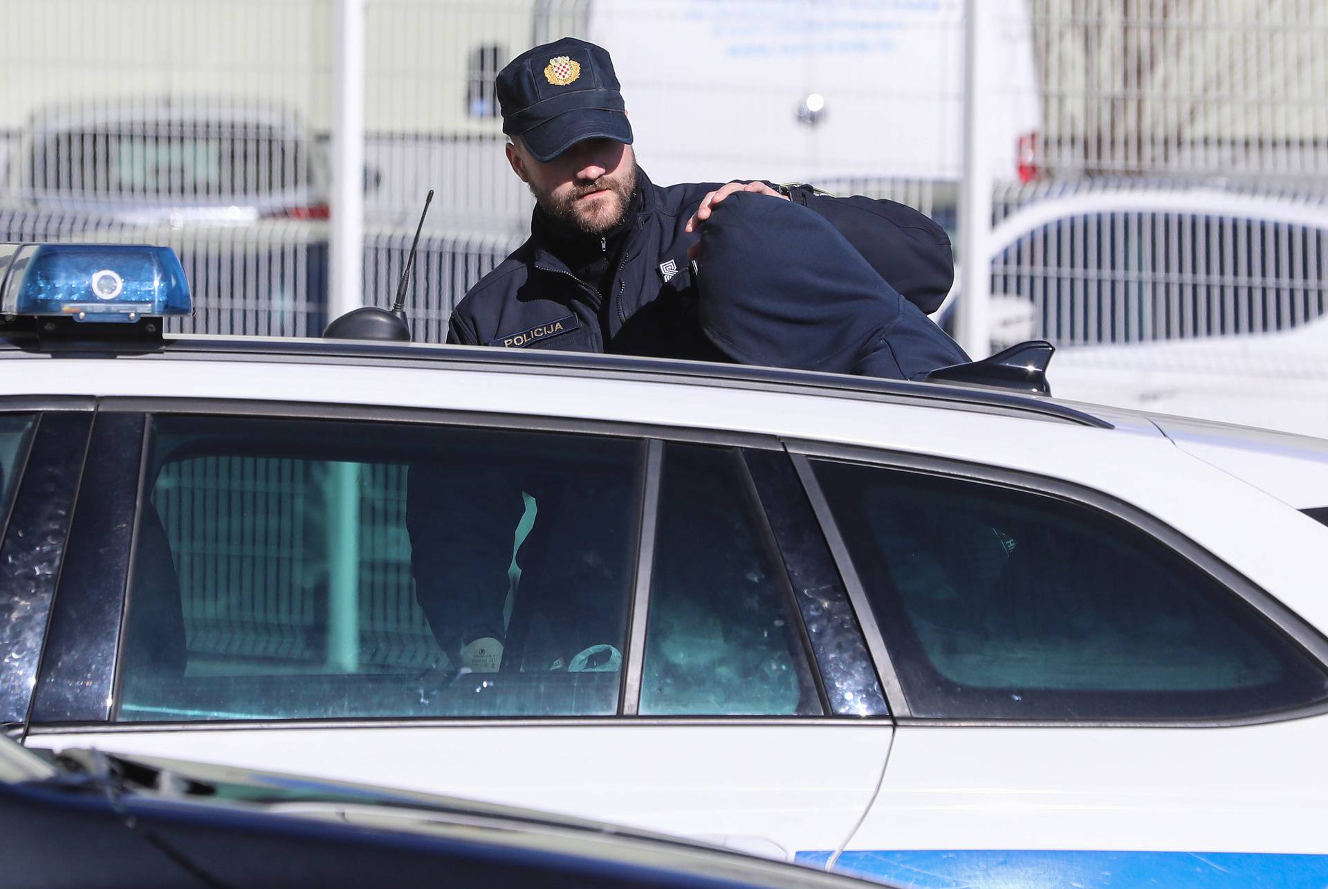 Zagreb: Privođenje muškarca koji je automobilom bježao policiji kroz cijeli Zagreb