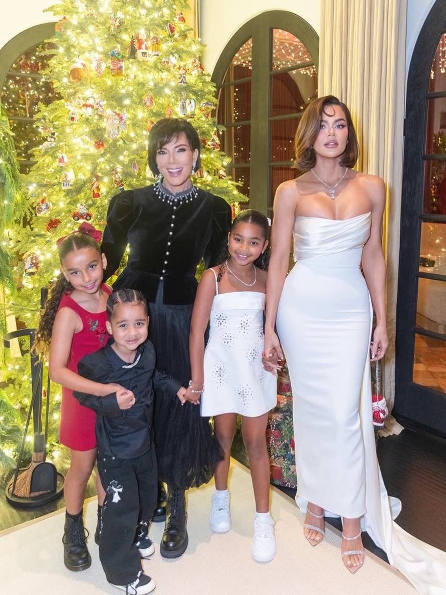 Kris Jenner (70) stisnula se uz 25 godina mlađeg partnera i odmah pokrenula raspravu...