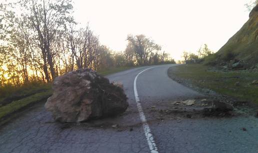 Vozio automobil pa ga umalo poklopila kamena gromada 