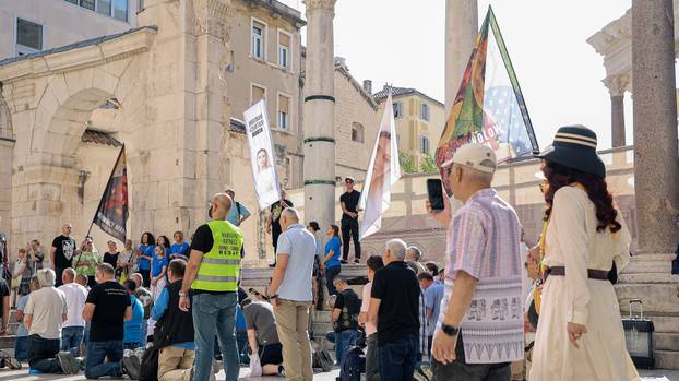 Split: Molitva krunice na Peristilu