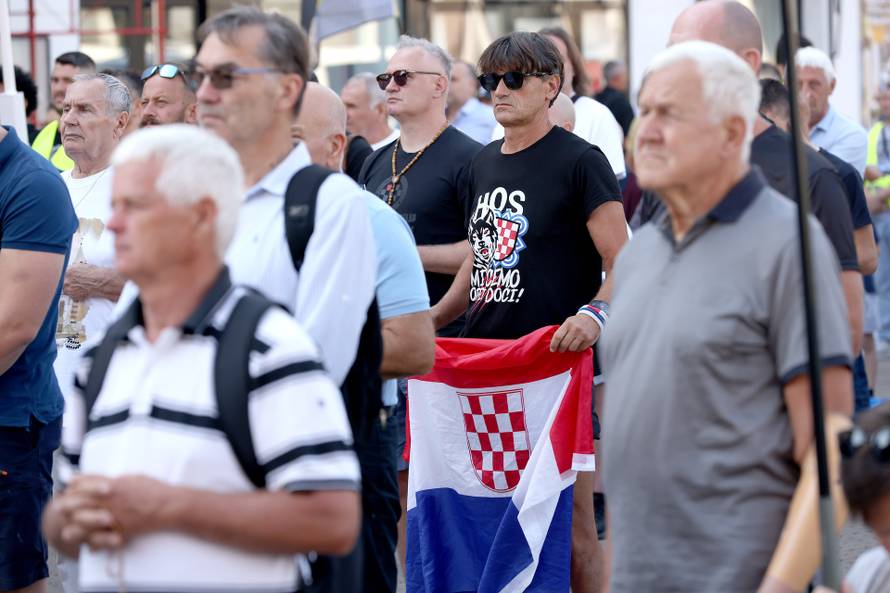 Zagreb: Na Jelacicem trgu molitva krunice za mir u svijetu i domovini te za obracenje i jedinstvo hrvatskog naroda