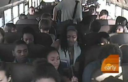 Iz čista mira brutalno tukli učenika u školskom busu