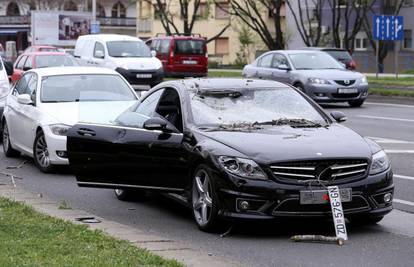 'Ponovo sam se rodio': Usred vožnje na auto mu palo stablo 