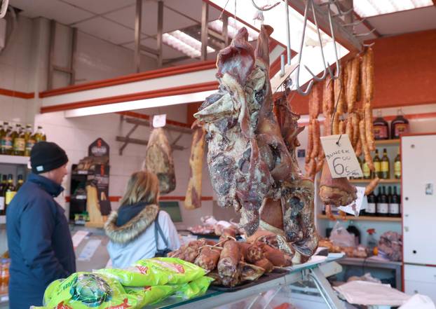 Šibenik: Ponuda suhomesnatih proizvoda