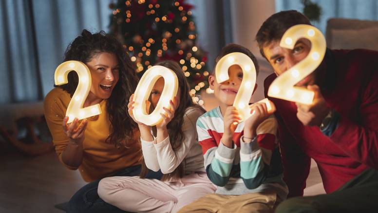 10 ideja kako u novogodišnjoj noći kod kuće zabaviti djecu