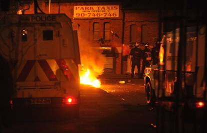 Neredi u Sjevernoj Irskoj: Na policiju bacali boce i kamenje