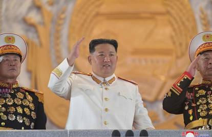 Sjeverna Koreja na paradi ponosno prikazala i pohvalila se arsenalom nuklearnih projektila