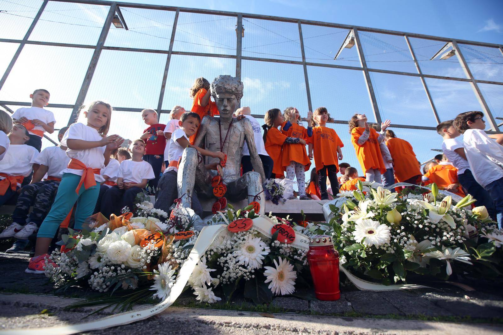 Å ibenik: PuÅ¡tanjem balona i polaganjem vijenaca obiljeÅ¾en roÄendan DraÅ¾ena PetroviÄa