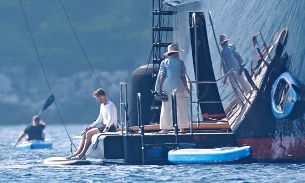 Lastovo: Poznati na jahti Jeffa Bezosa zabavljali se na palubi i u moru