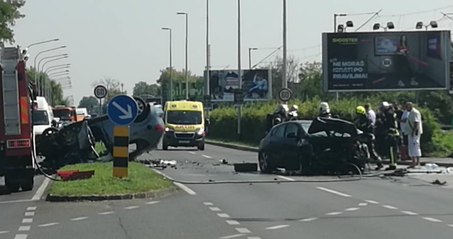 Auto planuo nakon frontalnog sudara, jedan završio u bolnici