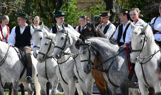 Velika Kopanica o&zcaron;ivjela tradiciju: Vi&scaron;e od 100 konjanika okupilo se na Uskrsnom jahanju