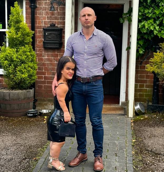 FOTO Visoka sam 112 cm i model sam! Ljudi govore nepristojne komentare kad vide mog dečka