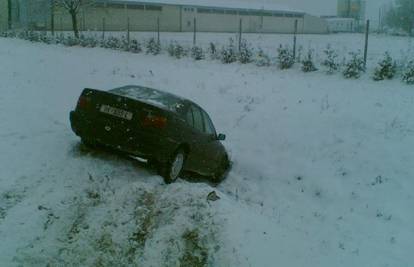 Vinkovci: Vozač BMW-a otklizao s ceste u jarak