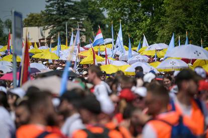 FOTO Tisuće mladih vjernika hodočaste prema Svetom Duhu