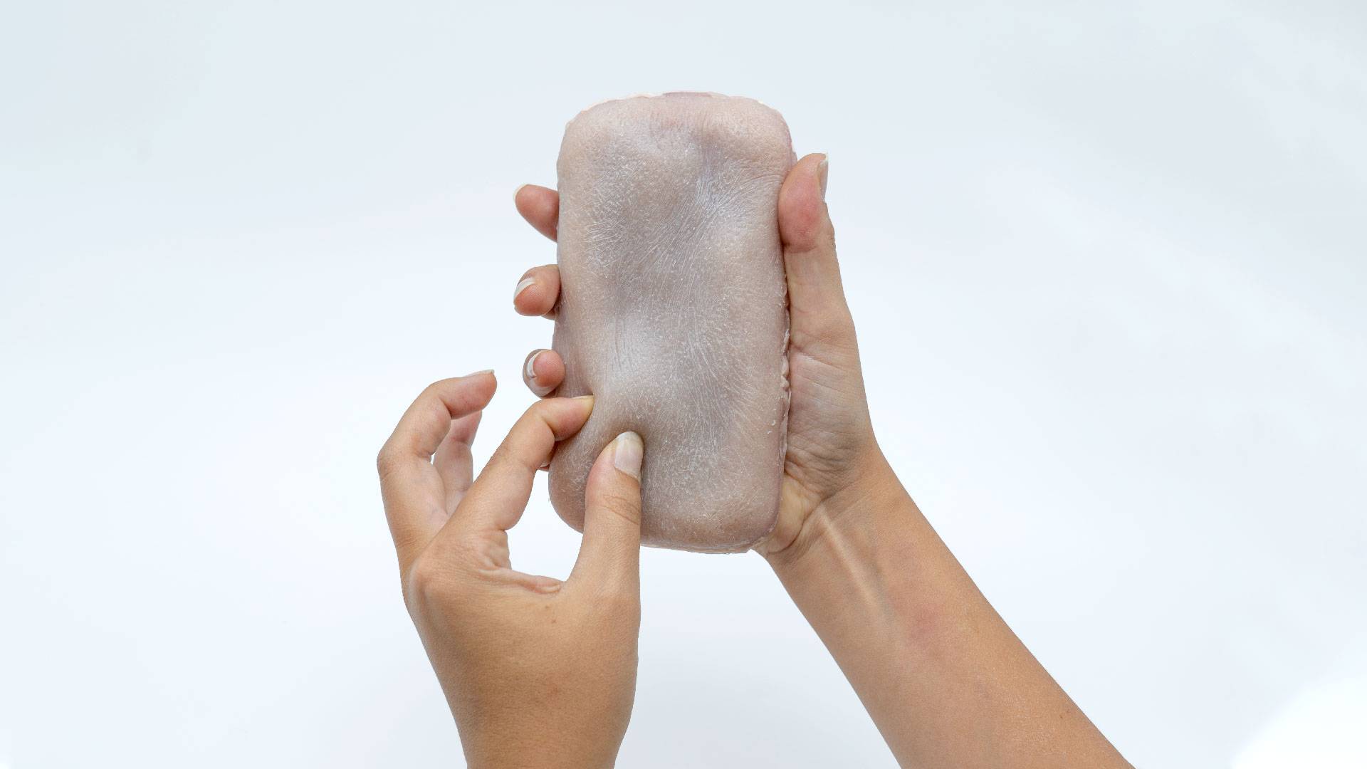 Bizarno: Maska za mobitel od umjetne kože reagira na dodire