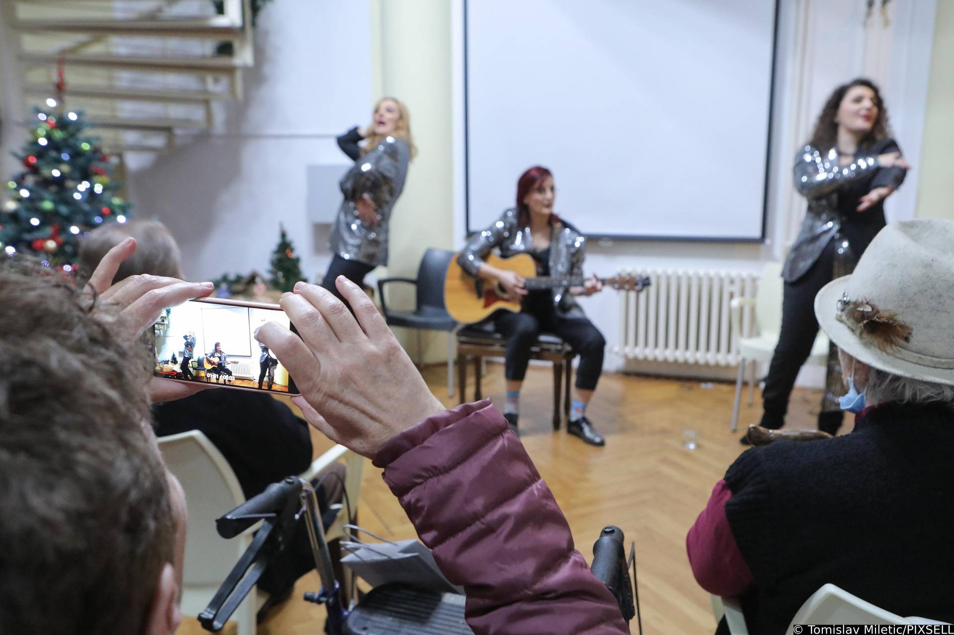 Zagreb: Frajle poklonile Domu umirovljenika novogodišnji koncert