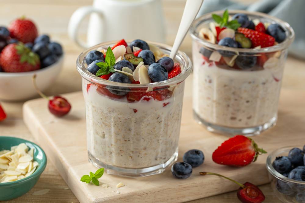 Mixed,Berries,Overnight,Oats,With,Almond,Flakes,In,Glass,Jar,