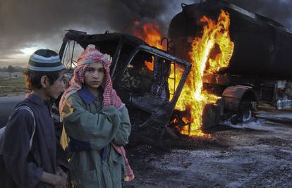 Pakistan: Militanti su zapalili kamione NATO-a i ubili vozača