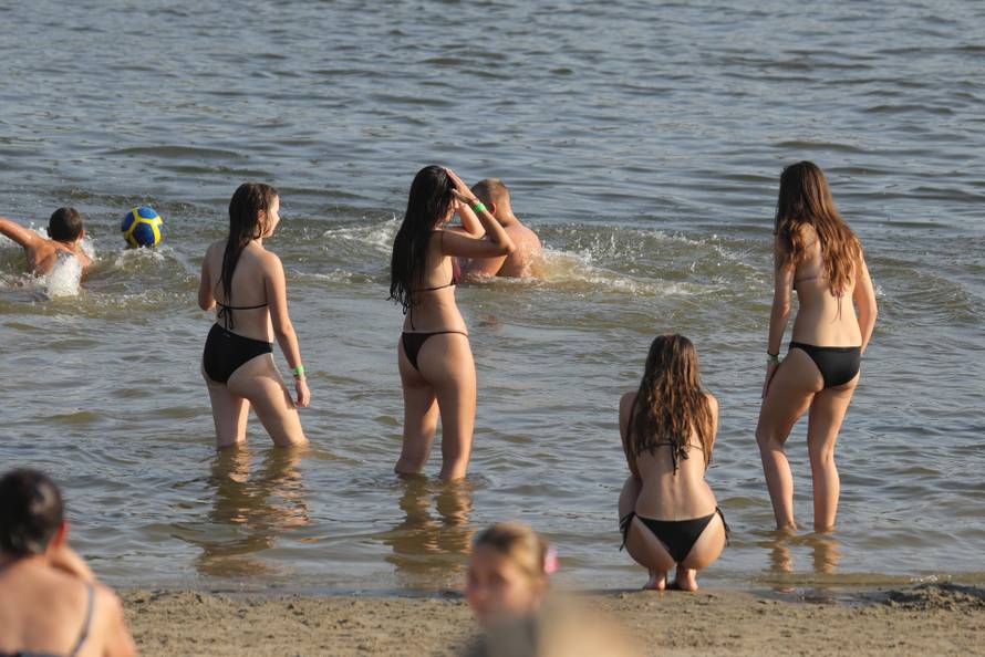 Osječani pronašli rashlađenje u Dravi