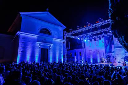 FOTO Tomislav Bralić i klapa Intrade održali koncert 'Da mi je sad' u čast Oliveru Dragojeviću