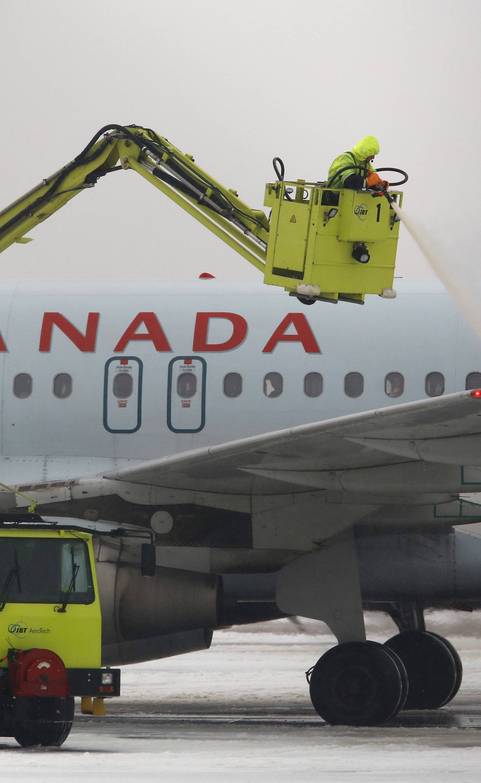 Drama u Madridu: Avion kružio iznad grada, otpao mu dio